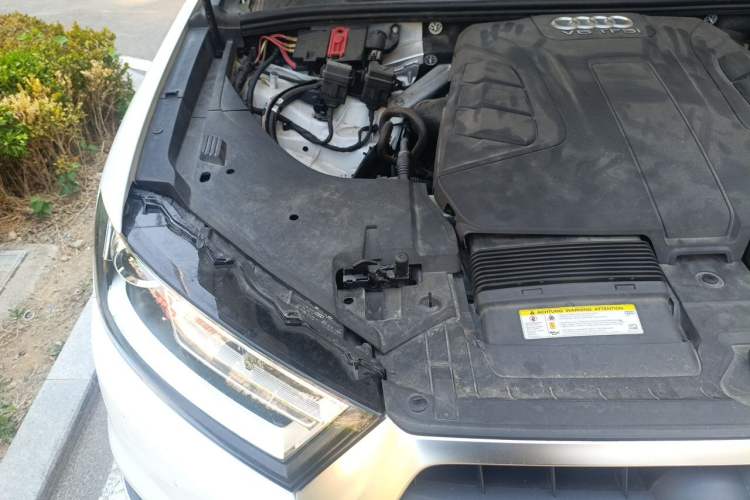 Used Audi Q7  Engine Bay Right