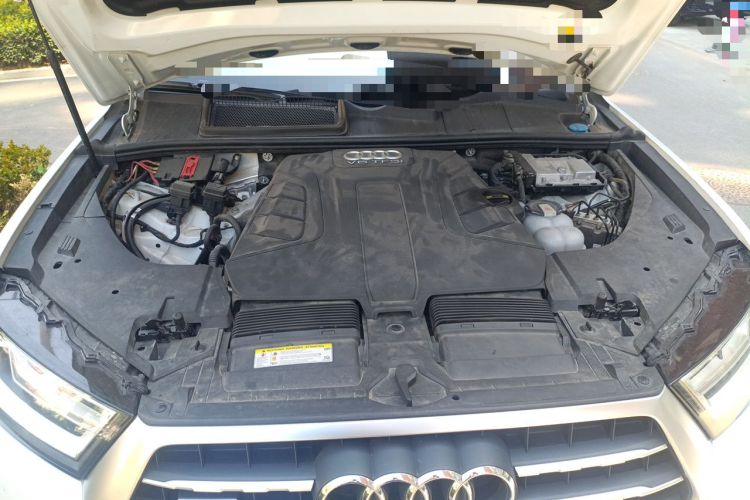 Used Audi Q7  Engine Bay