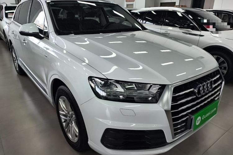 Used Audi Q7 2018 40 TFSI Comfort Model Front Right 45 Deg