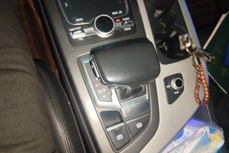 Used Audi Q7 2018 40 TFSI Comfort Model Gear Lever