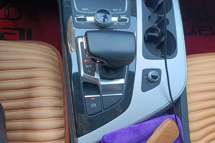 Used Audi Q7  Gear Lever