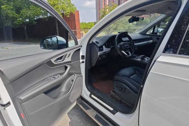 Used Audi Q7 2018 40 TFSI Comfort Model Interior 2