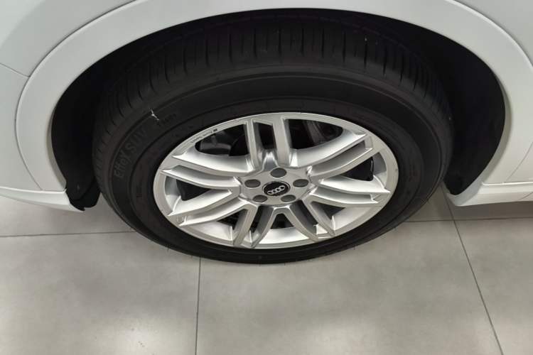 Used Audi Q7 2018 40 TFSI Comfort Model Left Front Wheel Hub