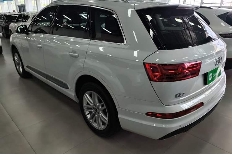 Used Audi Q7 2018 40 TFSI Comfort Model Rear Left 45 Deg