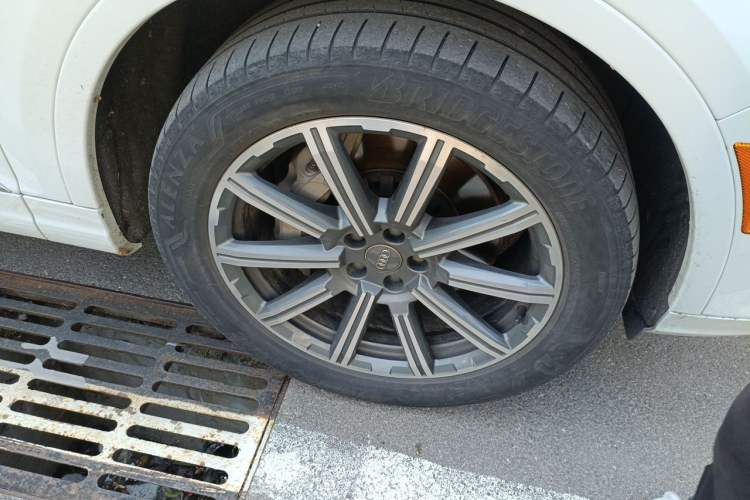 Used Audi Q7  Right Front Wheel Hub
