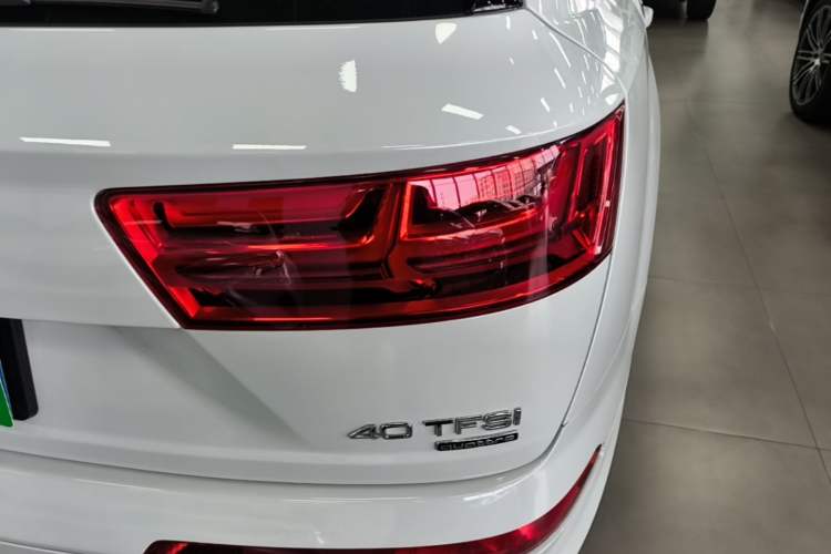 Used Audi Q7 2018 40 TFSI Comfort Model Right Rear Taillight