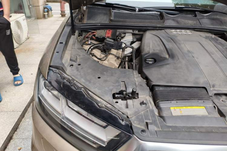 Used Audi Q7 2018 40 TFSI Comfort Model Engine Bay Right