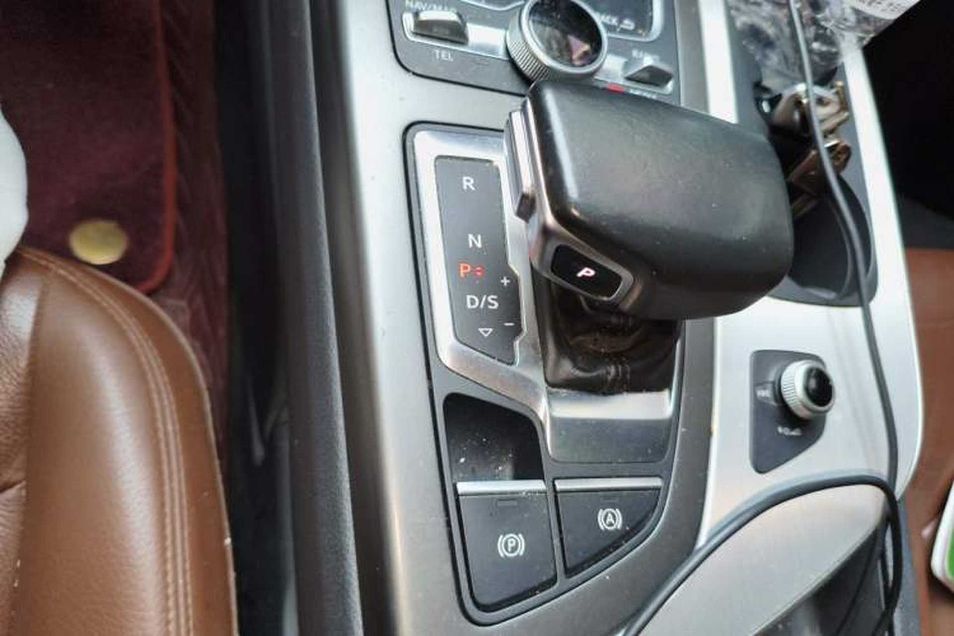 Used Audi Q7 2018 40 TFSI Comfort Model Gear Lever