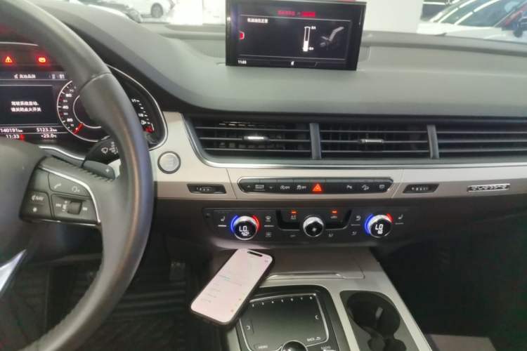Used Audi Q7 2019 55 TFSI Technology Edition Audio And AC Panel