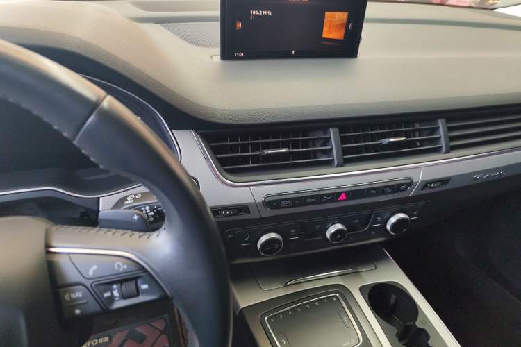 Used Audi Q7 2019 45 TFSI Comfort Model Audio And AC Panel