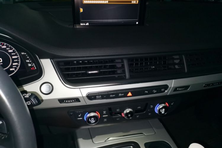 Used Audi Q7 2019 45 TFSI Comfort Model Audio And AC Panel