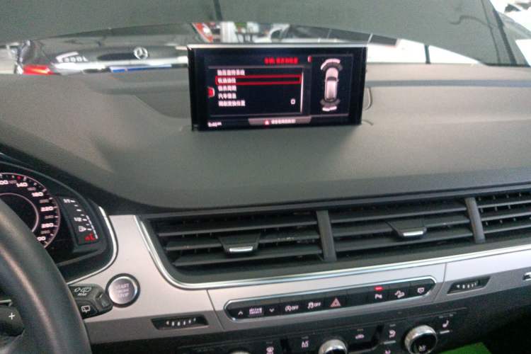 Used Audi Q7 2019 45 TFSI Comfort Model Audio And AC Panel