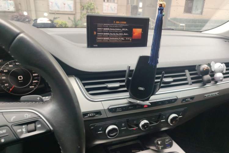 Used Audi Q7 2019 45 TFSI Comfort Model Audio And AC Panel