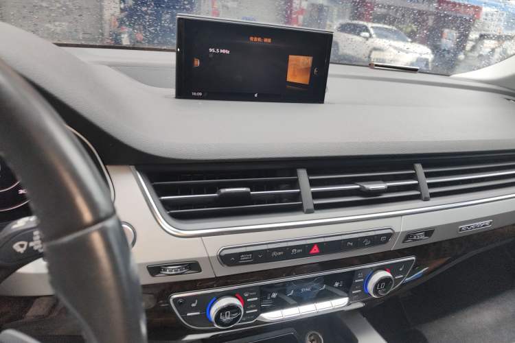 Used Audi Q7 2019 55 TFSI Technology Edition Audio And AC Panel