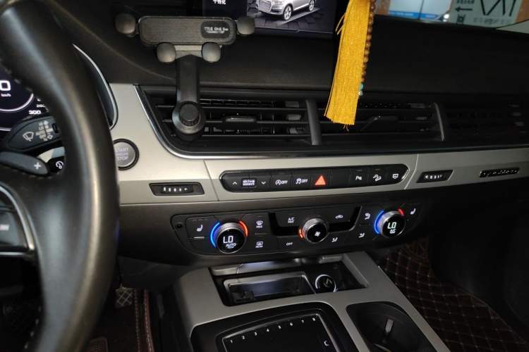 Used Audi Q7 2019 45 TFSI Comfort Model Audio And AC Panel