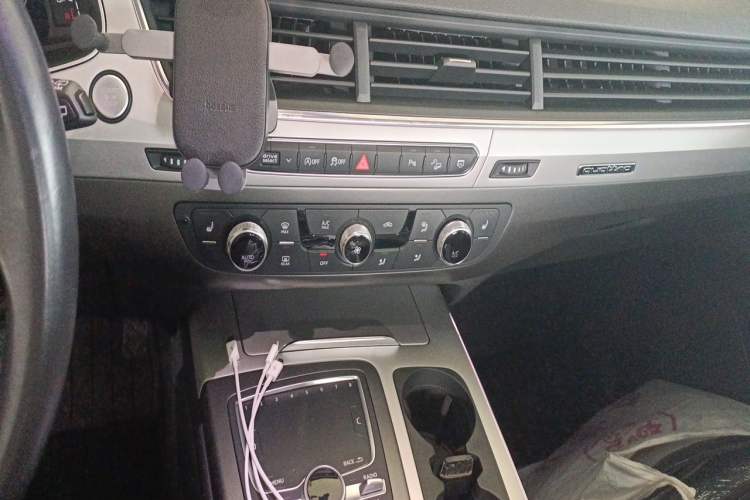 Used Audi Q7  Audio And AC Panel