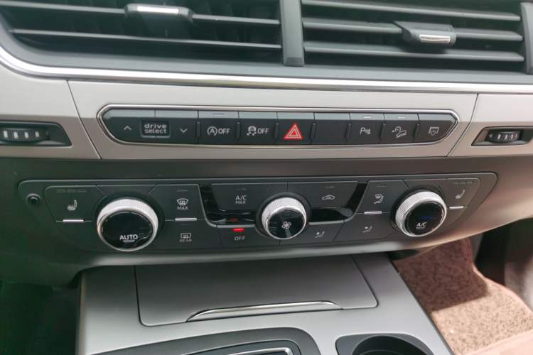 Used Audi Q7 2019 45 TFSI Comfort Model Audio And AC Panel