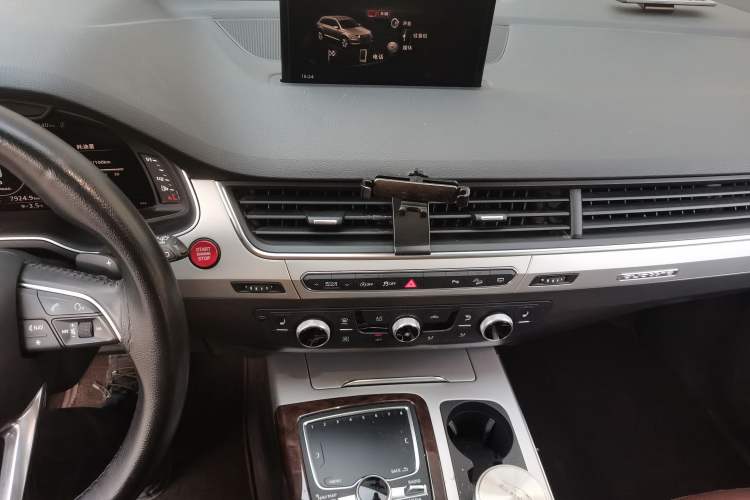 Used Audi Q7 2019 55 TFSI Technology Edition Audio And AC Panel