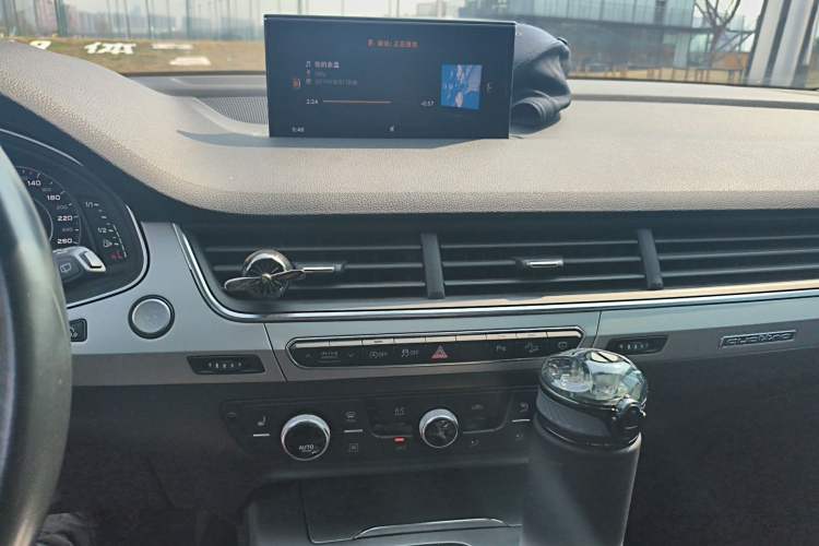 Used Audi Q7 2019 55 TFSI Technology Edition Audio And AC Panel