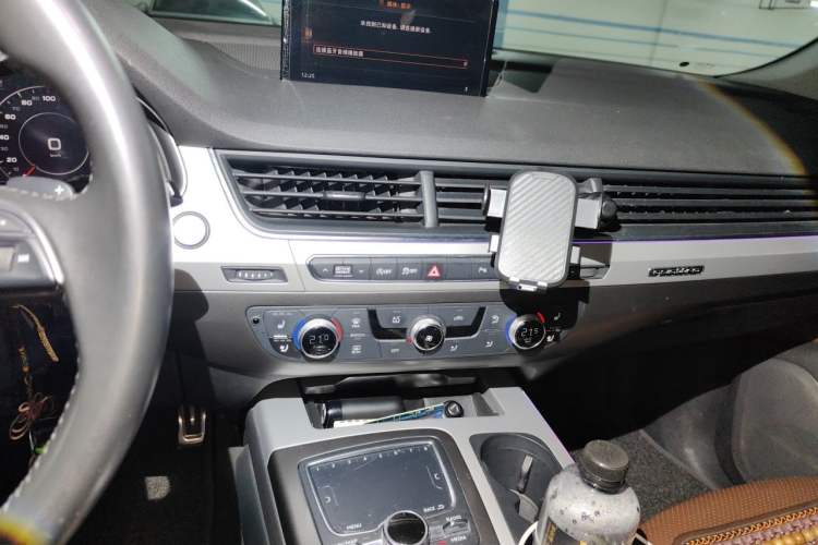 Used Audi Q7 2019 45 TFSI Comfort Model Audio And AC Panel