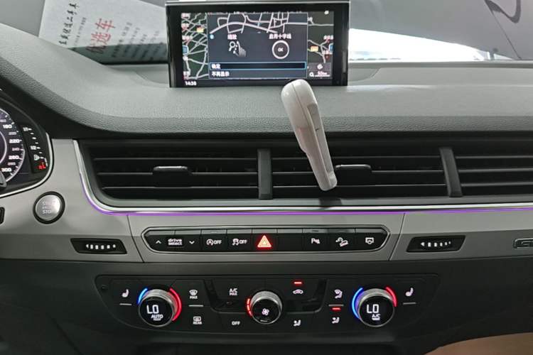 Used Audi Q7 2019 45 TFSI Comfort Model Audio And AC Panel