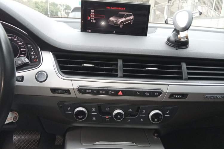 Used Audi Q7 2019 45 TFSI Comfort Model Audio And AC Panel