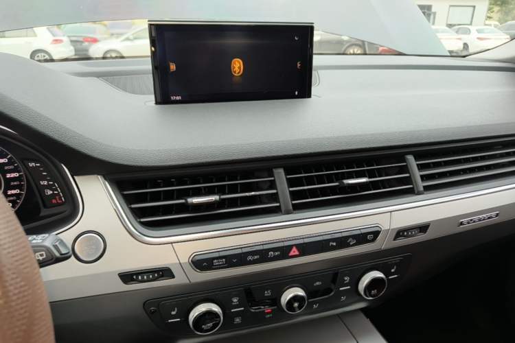Used Audi Q7 2019 45 TFSI Comfort Model Audio And AC Panel