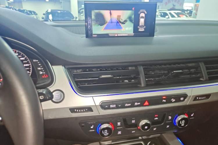 Used Audi Q7 2019 45 TFSI Comfort Model Audio And AC Panel
