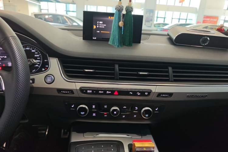 Used Audi Q7 2019 2.0T Standard Model Middle East Audio And AC Panel
