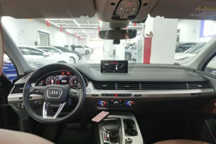Used Audi Q7 2019 55 TFSI Technology Edition Center Console