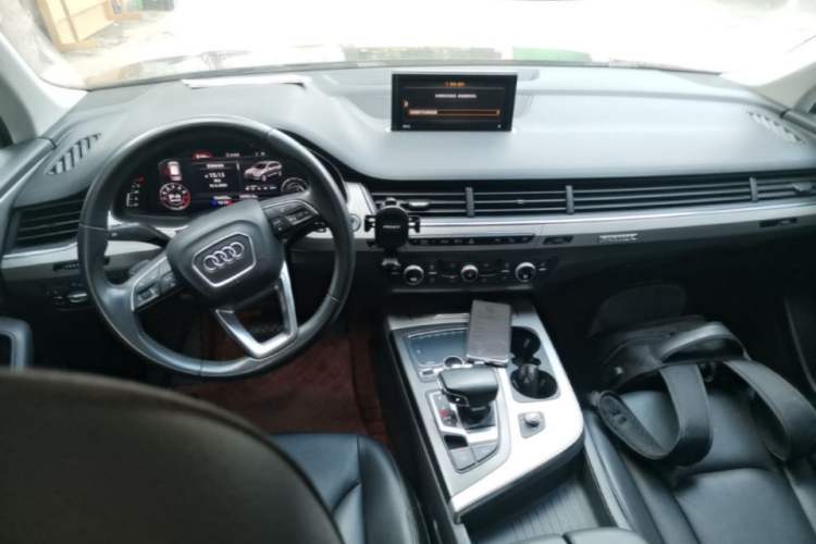 Used Audi Q7 2019 55 TFSI Technology Edition Center Console