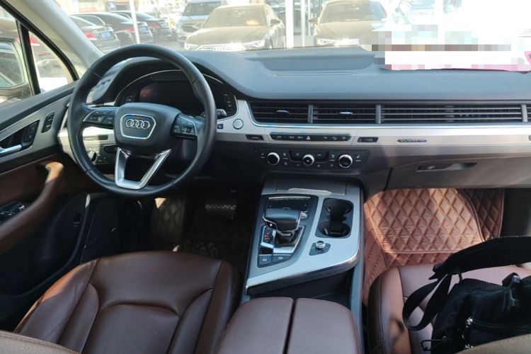 Used Audi Q7 2019 45 TFSI Comfort Model Center Console