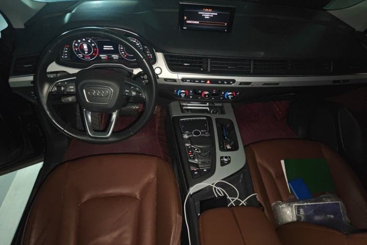 Used Audi Q7 2019 45 TFSI Comfort Model Center Console