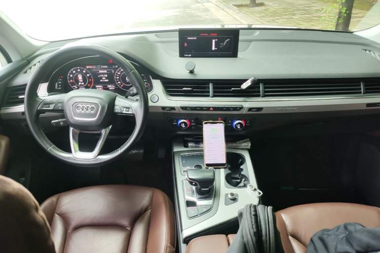 Used Audi Q7 2019 45 TFSI Comfort Model Center Console