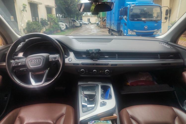 Used Audi Q7 2019 45 TFSI Comfort Model Center Console