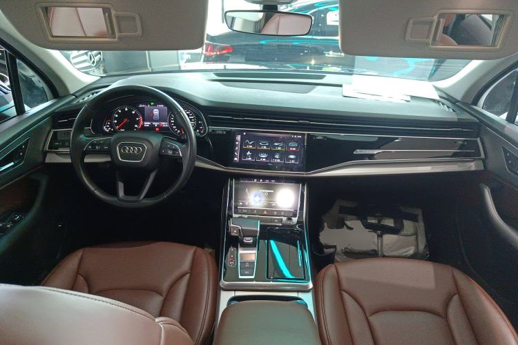 Used Audi Q7 2019 45 TFSI Comfort Model Center Console