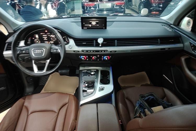 Used Audi Q7 2019 55 TFSI Technology Edition Center Console