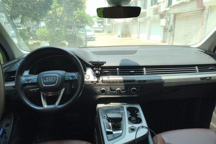 Used Audi Q7 2019 55 TFSI Technology Edition Center Console