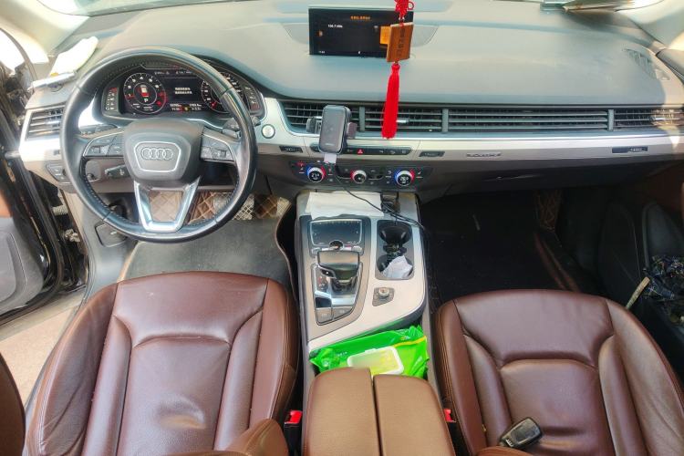 Used Audi Q7 2019 45 TFSI Comfort Model Center Console