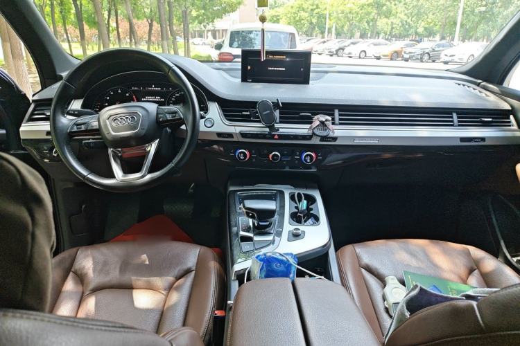 Used Audi Q7  Center Console