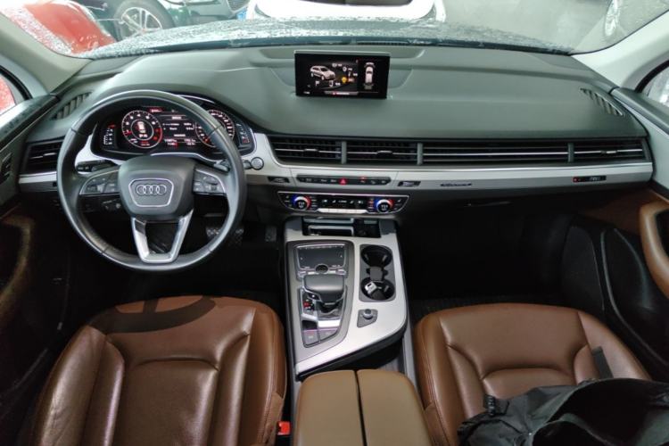 Used Audi Q7 2019 45 TFSI Comfort Model Center Console