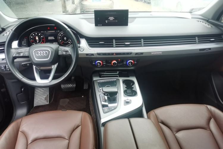 Used Audi Q7 2019 55 TFSI Technology Edition Center Console