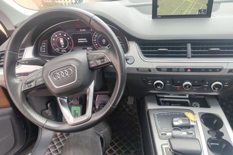 Used Audi Q7 2019 45 TFSI Comfort Model Center Console