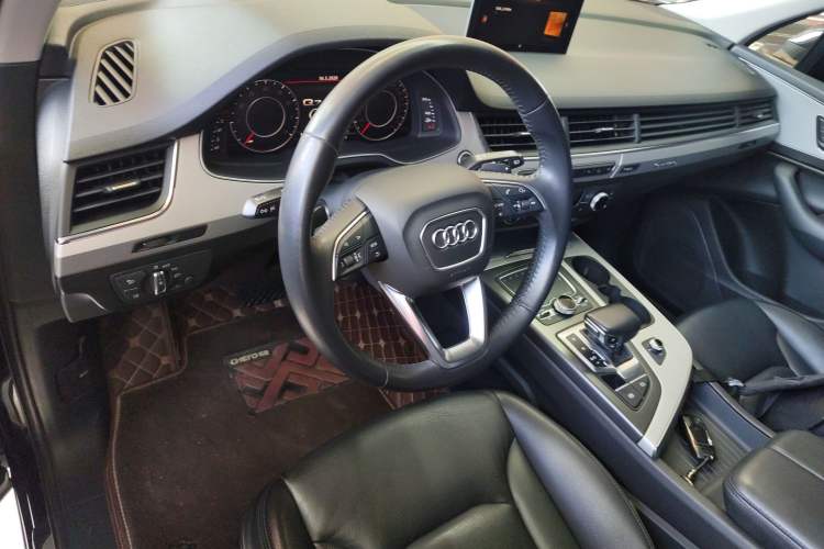 Used Audi Q7 2019 45 TFSI Comfort Model Center Console