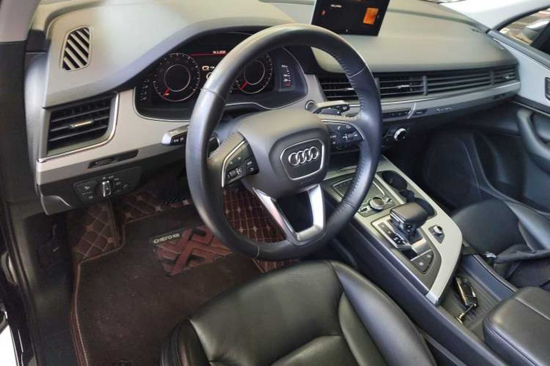 Used Audi Q7 2019 45 TFSI Comfort Model Center Console