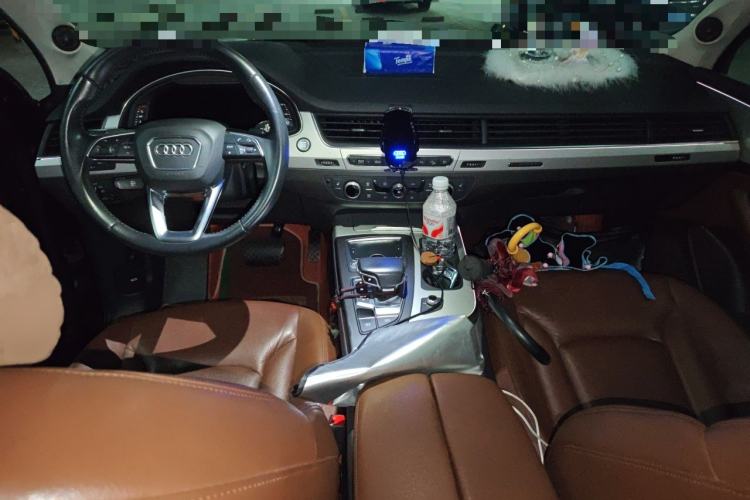 Used Audi Q7 2019 45 TFSI Comfort Model Center Console