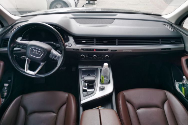 Used Audi Q7 2019 45 TFSI Comfort Model Center Console