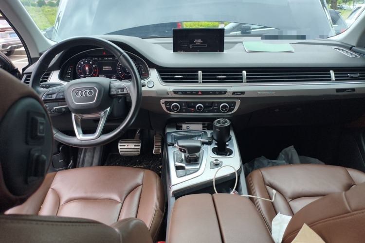 Used Audi Q7 2019 45 TFSI Comfort Model Center Console