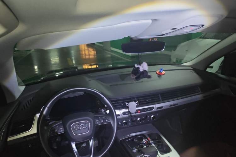 Used Audi Q7 2019 55 TFSI Technology Edition Center Console