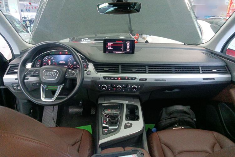 Used Audi Q7 2019 45 TFSI Comfort Model Center Console